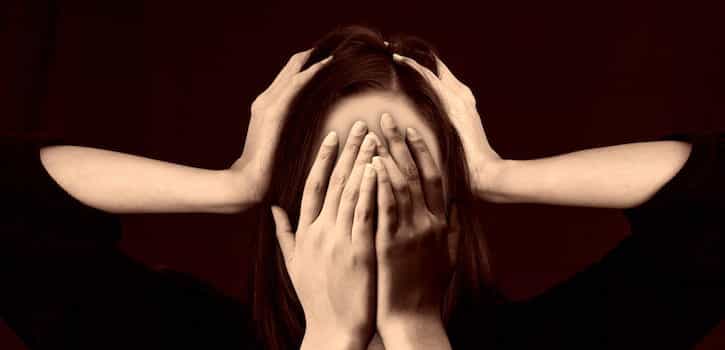 Mujer con estrés por un entorno laboral con riesgos psicosociales