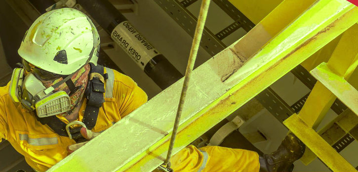 Trabajador de la construcción con un equipo de protección respiratoria