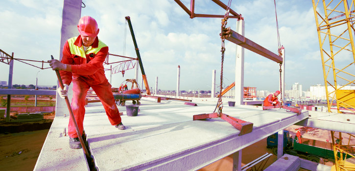 trabajador de la construcción en contacto con metales pesados