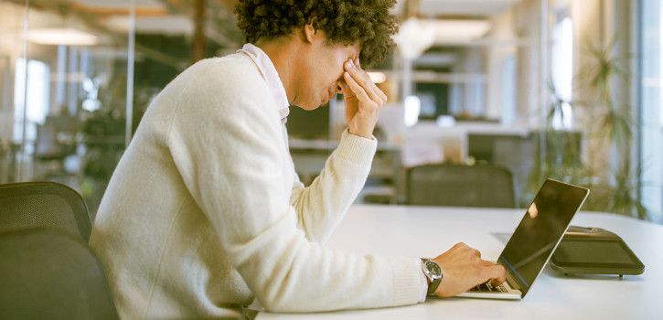 Empleado con síndrome de trabajador quemado o burnout