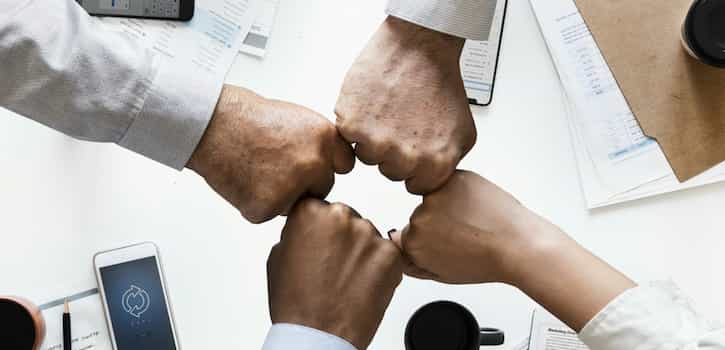 Manos de trabajadores de una empresa saludable