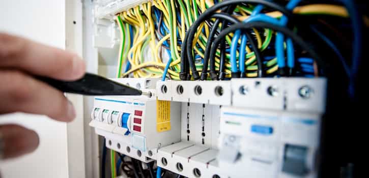 Manipulación instalación eléctrica con medidas de prevención de riesgos
