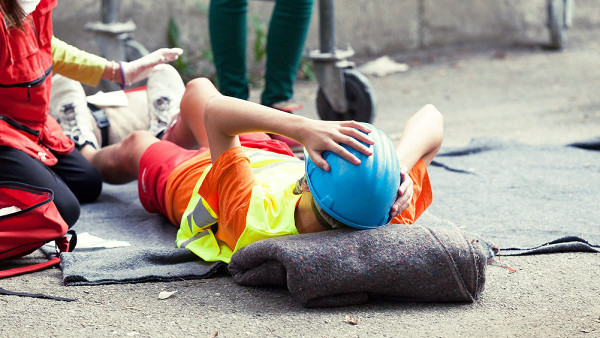 Actuación frente a un traumatismo en una empresa con la puesta en marcha de un procedimiento de primeros auxilios