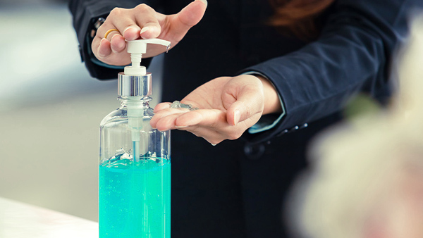 Uso de gel hidroalcohólico en una empresa