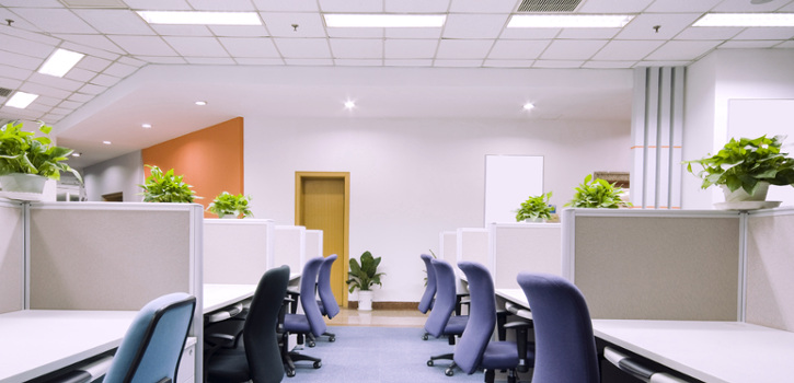 Oficina con los puestos de trabajo iluminados correctamente