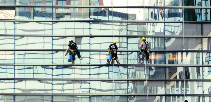 Empleados realizando un trabajo de alto riesgo