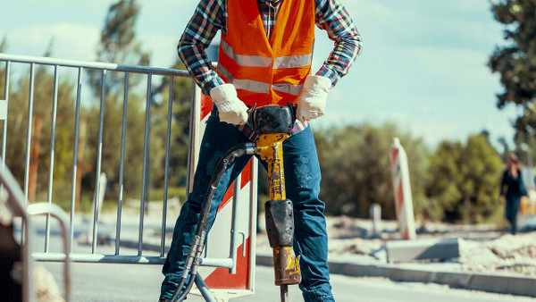 Trabajador con alto riesgo de ruido en el trabajo