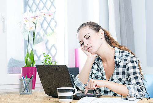 Mujer trabajando con síntomas de astenia primaveral