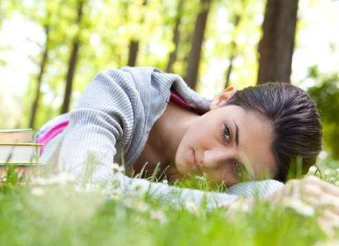 Chica con síntomas de astenia primaveral
