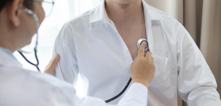 Un médico atendiendo a un profesional.