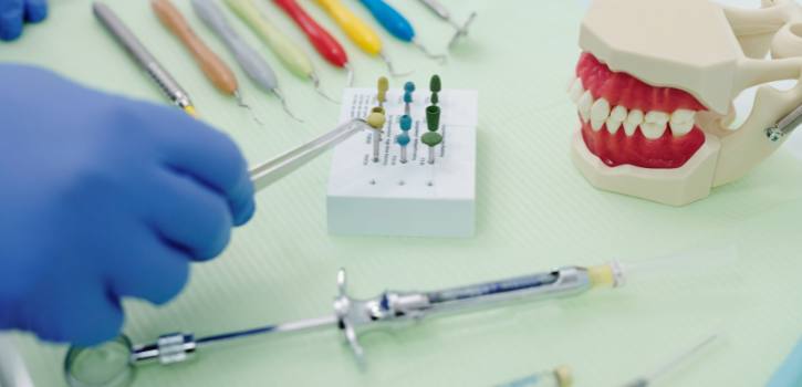 Varias herramientas propias de una clínica dental.