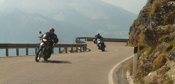 Motociclistas en circulación. Aplicando la prevención de riesgos laborales.